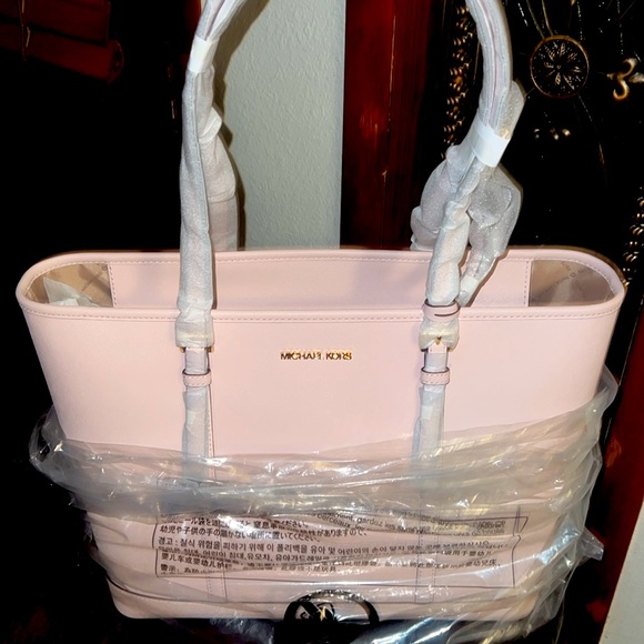 Very Big and Beautiful so much space for all your things!! - Picture 2 of 2